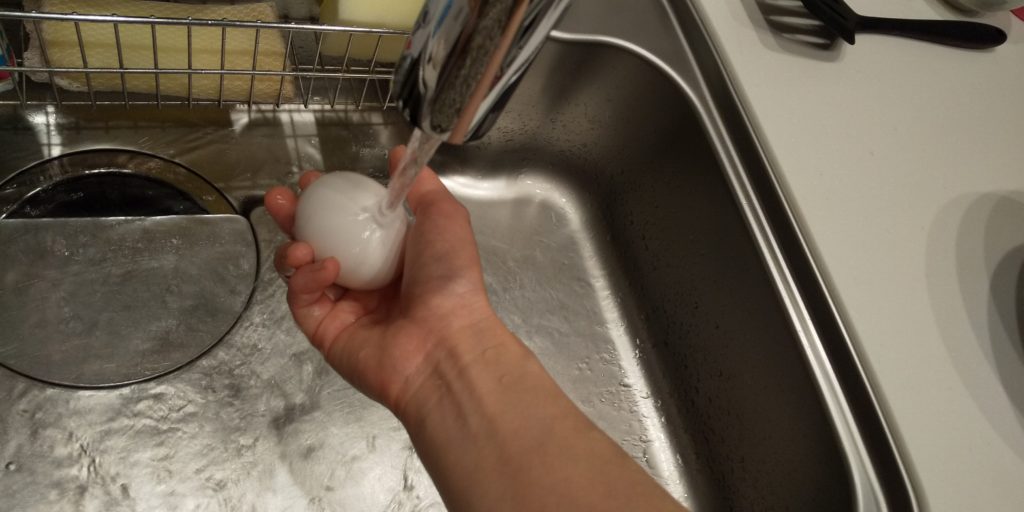 卵を洗う