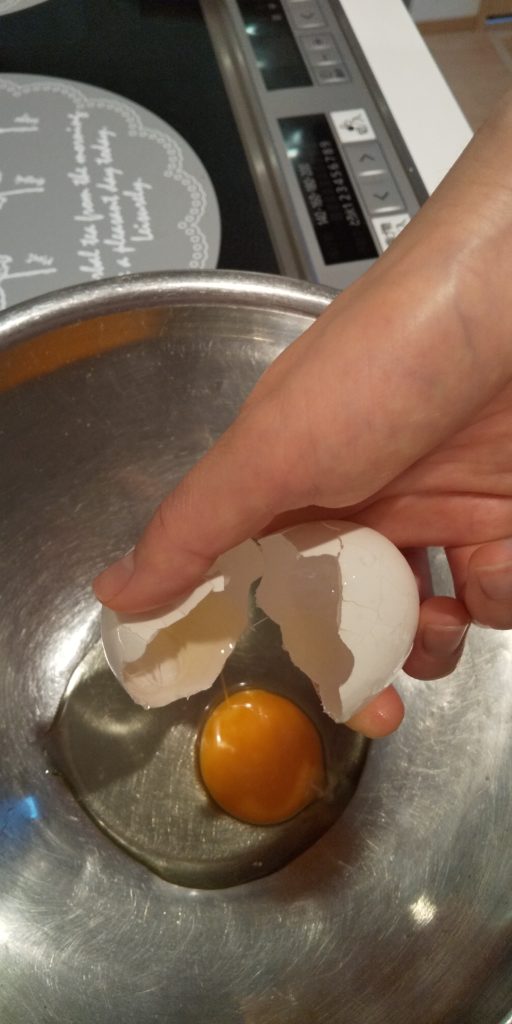 卵を割り入れる