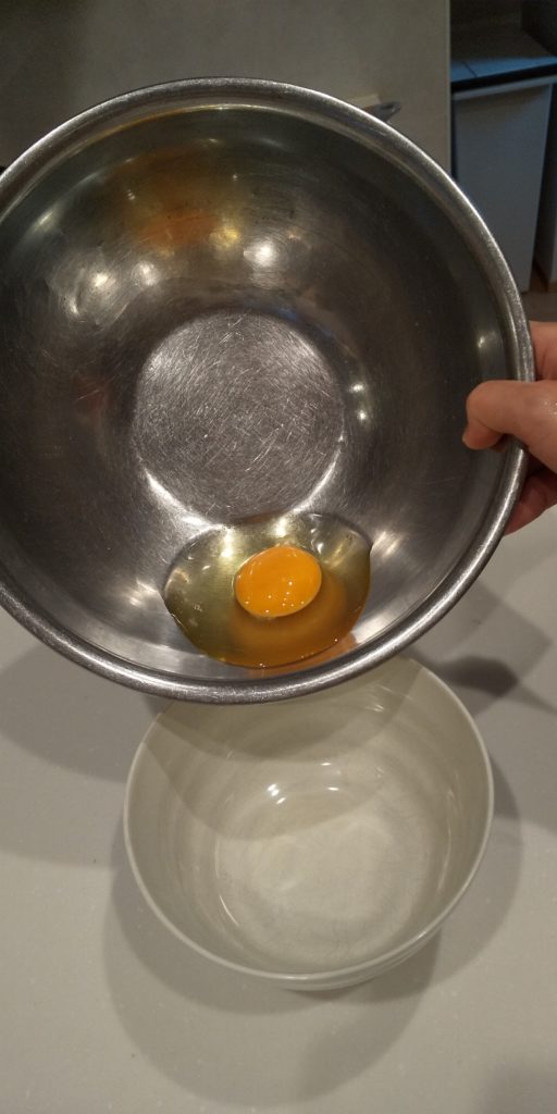 卵をお椀に移す