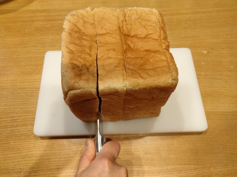 食パンを切る1