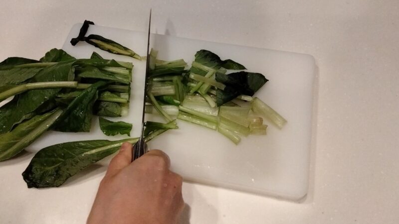 小松菜を切る