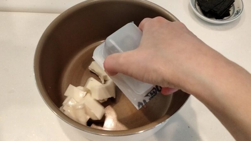 鍋に豆腐を入れる