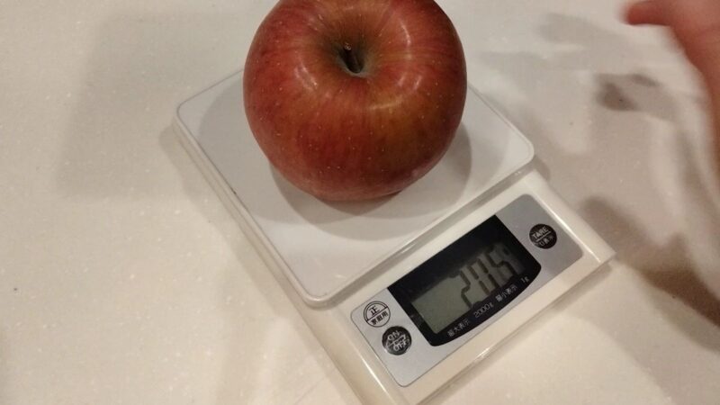 リンゴの重さを測る